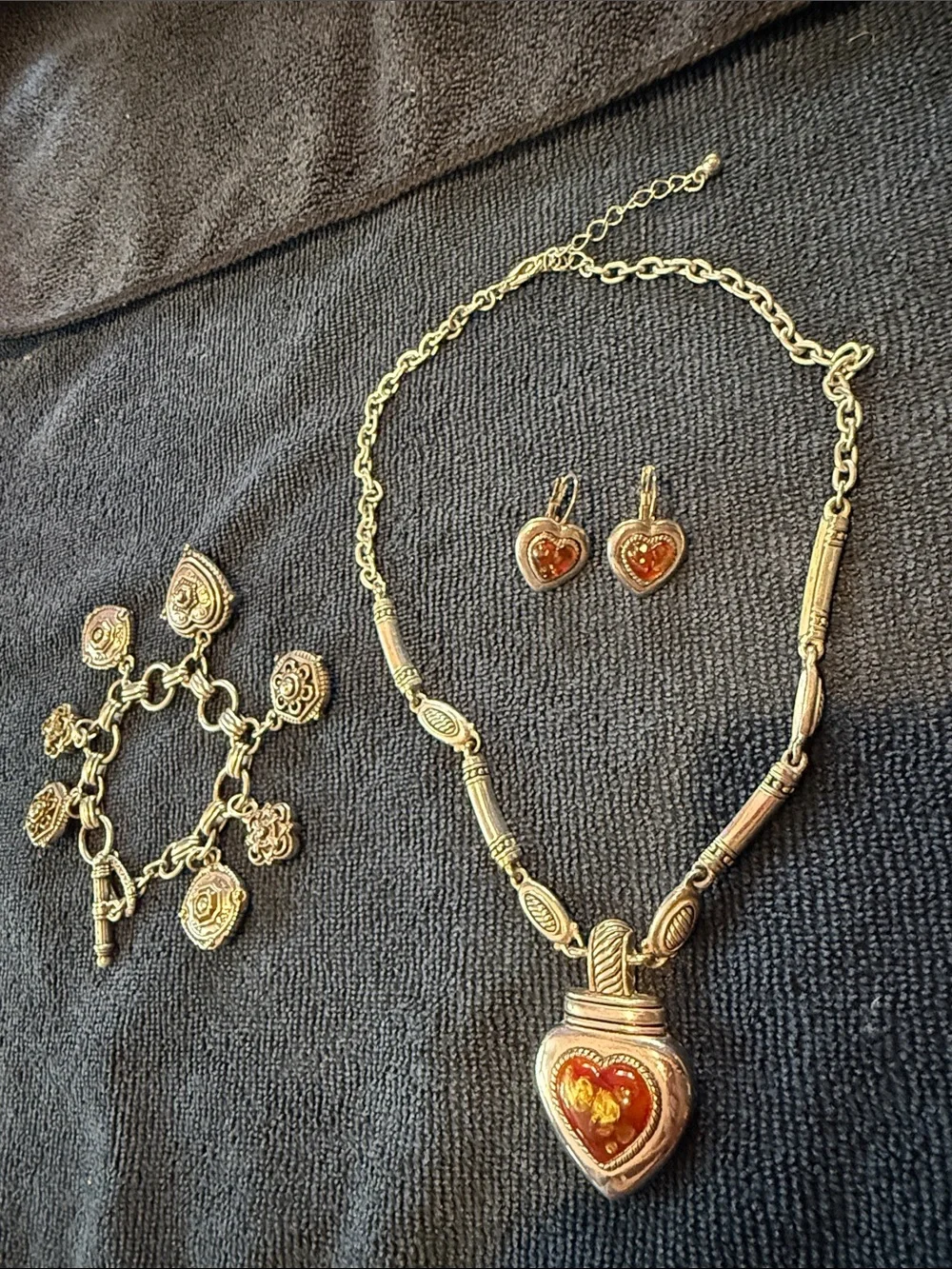 Heard shaped necklace and matching earrings, bracelet, Briton . - Picture 4 of 4